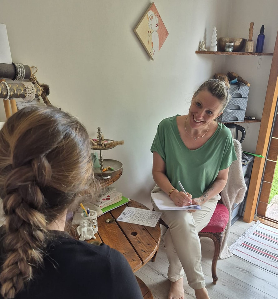 Laurence Rey échange avec sa patiente dans son cabinet avant un soin énergétique