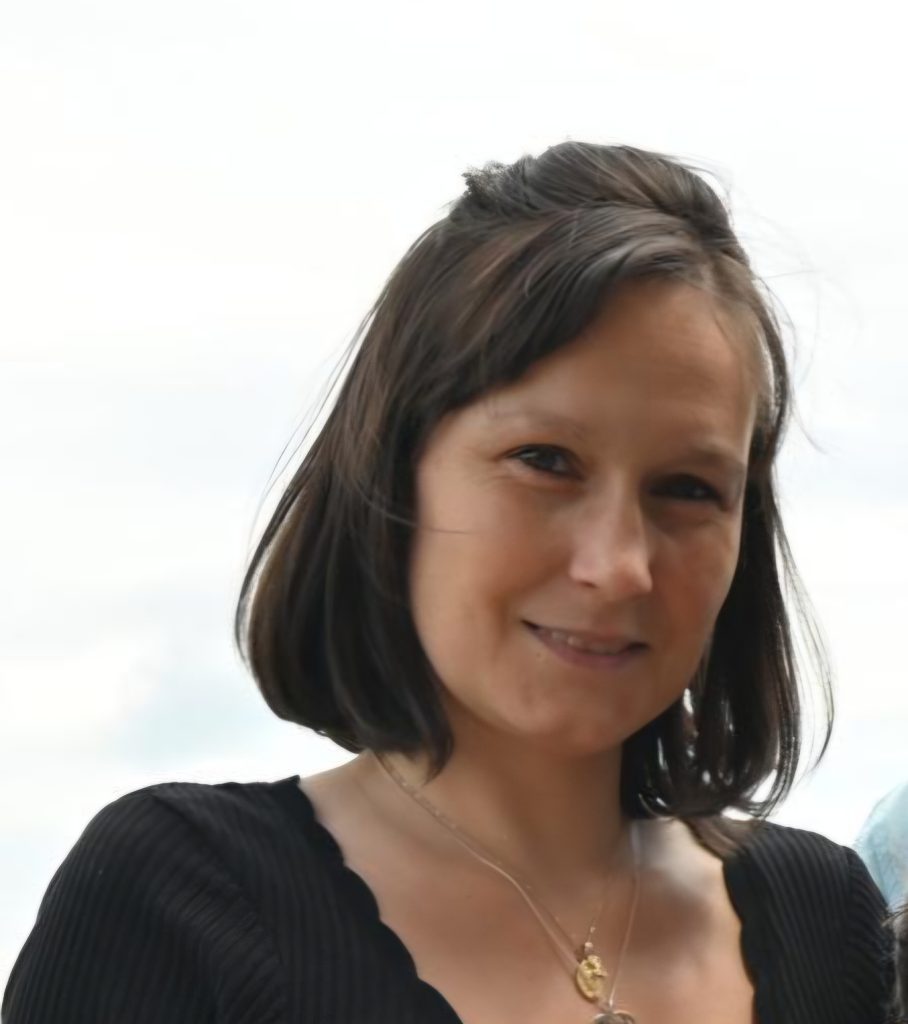 Portrait de Ludivine avec un haut noir pour son témoignage