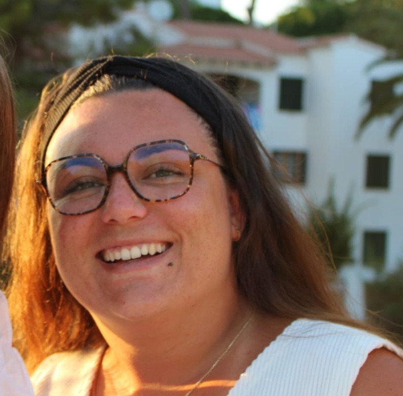 Portrait de Victoria Jeune femme avec ses lunettes et un haut blanc pour son témoignage.