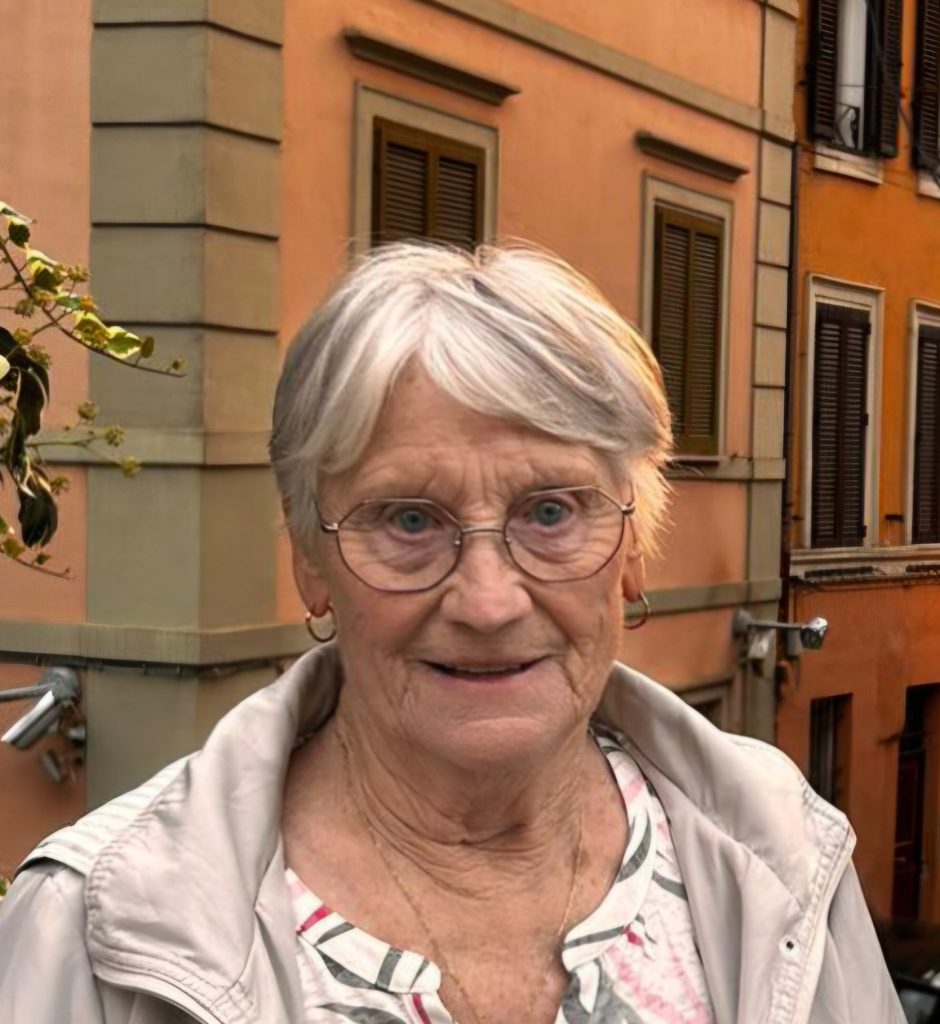 Portrait de Ginette dame agée avec ses lunettes et un haut belle pour son témoignage.