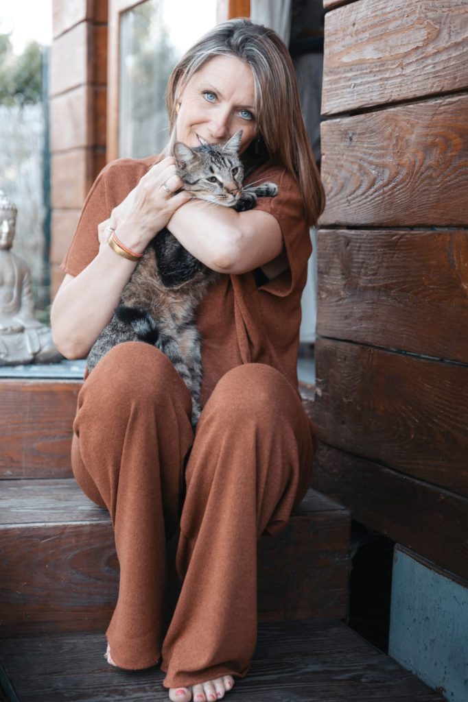 Moment de complicité de Laurence et Tichat devant le chalet.