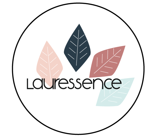 Logo de Lauressence sur fond blanc dans un cercle avec les feuilles de lauriers.