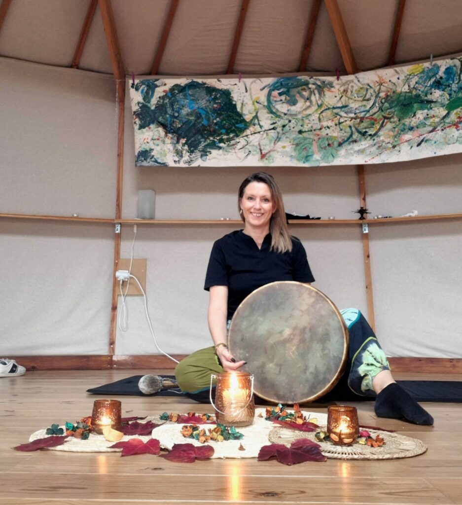 Laurence Rey dans une yourte avec son tambour lors d'un ateliers danse intuitive